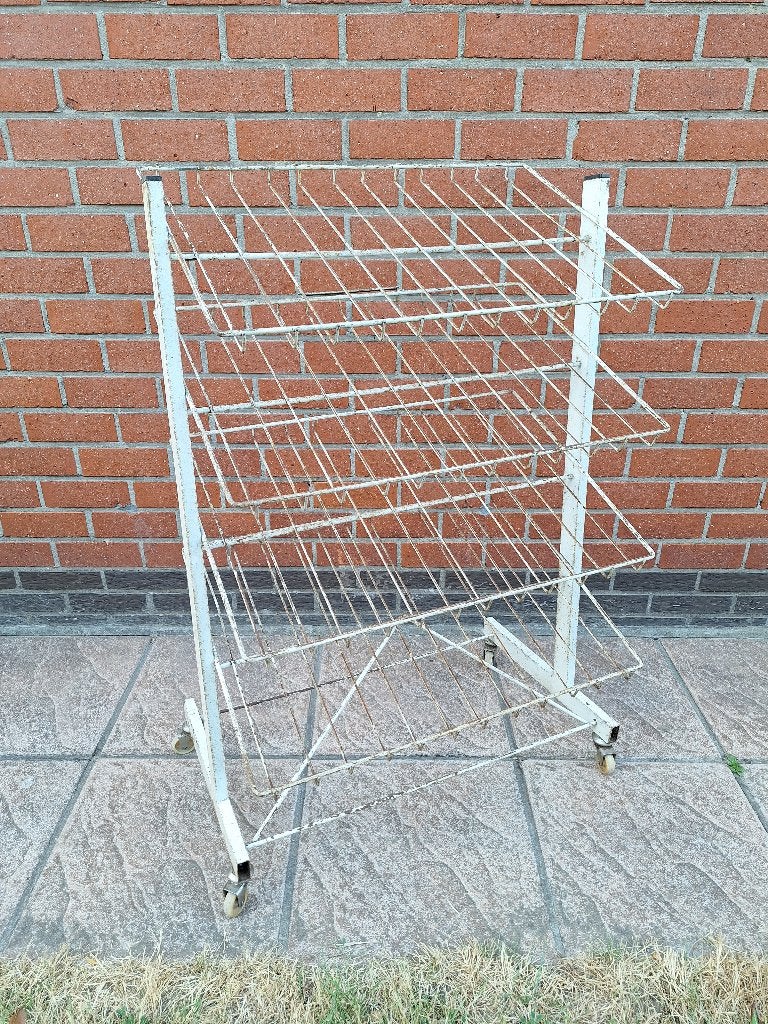 Oud metaal winkelrek op wielen, Enlèvement