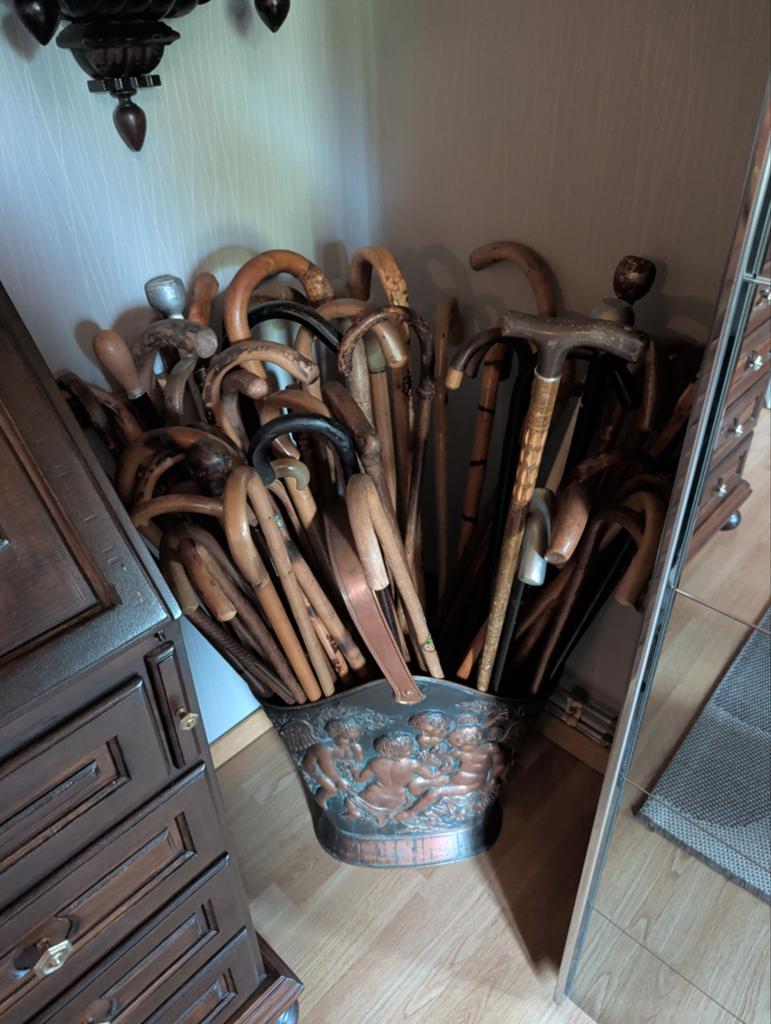 Antieke wandel stokken, Ophalen