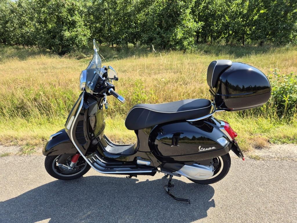 Vespa GTS 300 cc, Fietsen en Brommers, Ophalen, Overige modellen, 300 cc, Zo goed als nieuw