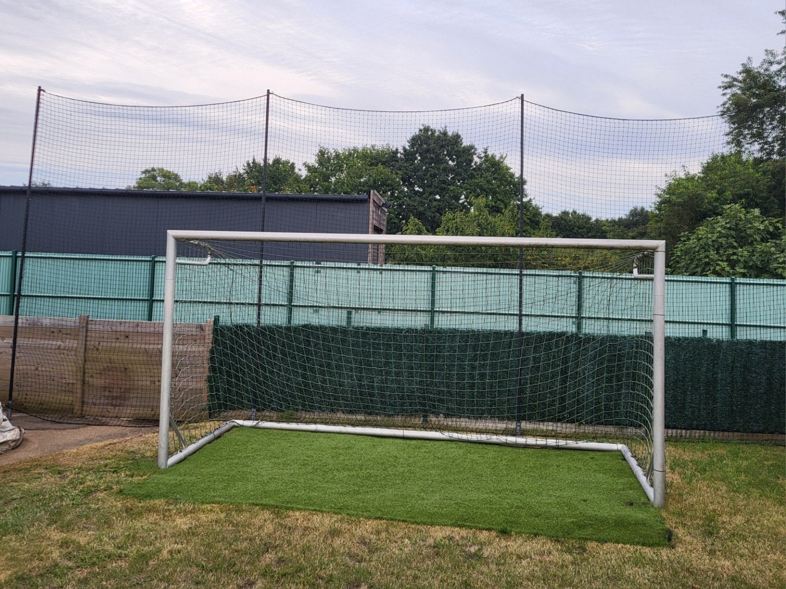 Voetbaldoel met kunstgras en vangnet, Sports & Fitness, Enlèvement, Comme neuf, Set