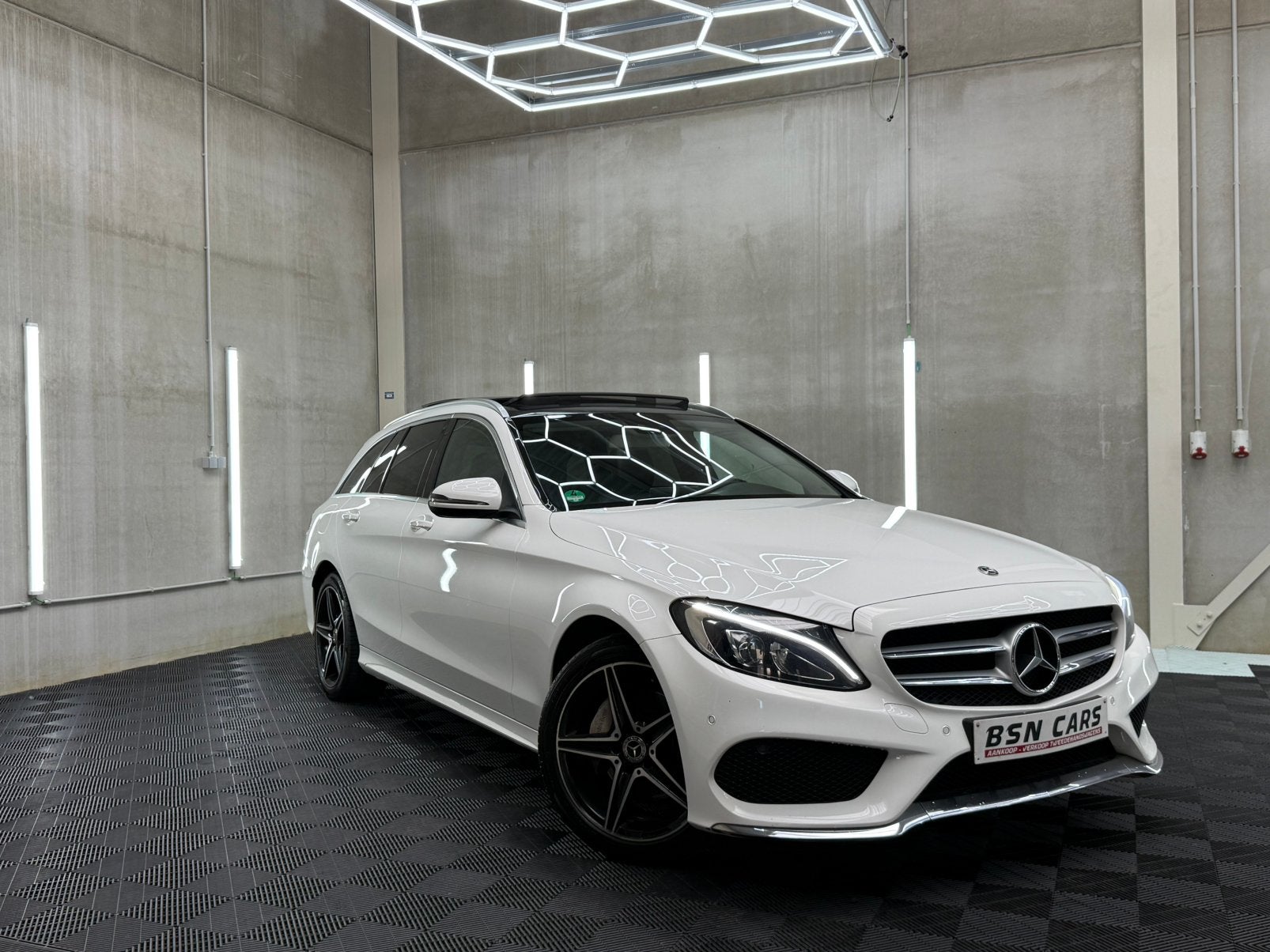 MERCEDES-BENZ C200/AMG/PANO/CAMERA/SFEER/GARANTIE, Testrit aan huis, Achterwielaandrijving, Wit, Leder