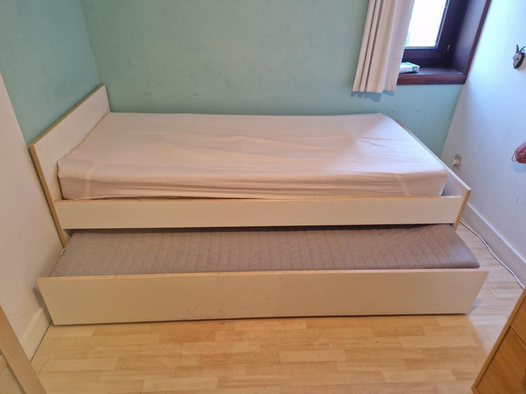 Bed met uischuifbaar logeerbed / tienerkamer, Huis en Inrichting, Slaapkamer | Complete slaapkamers, Ophalen