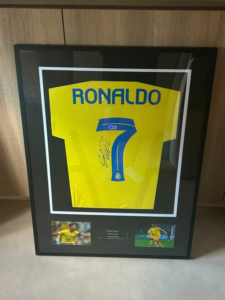Gesigneerd Ronaldo shirt - Al Nassr - Ingelijst met COA, Enlèvement ou Envoi, Comme neuf, Maillot