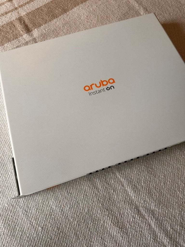 HPE Aruba Instant On 1960 RM 12XGT 4SFP+ Switch JL805A, Computers en Software, Netwerk switches, Ophalen of Verzenden, Zo goed als nieuw