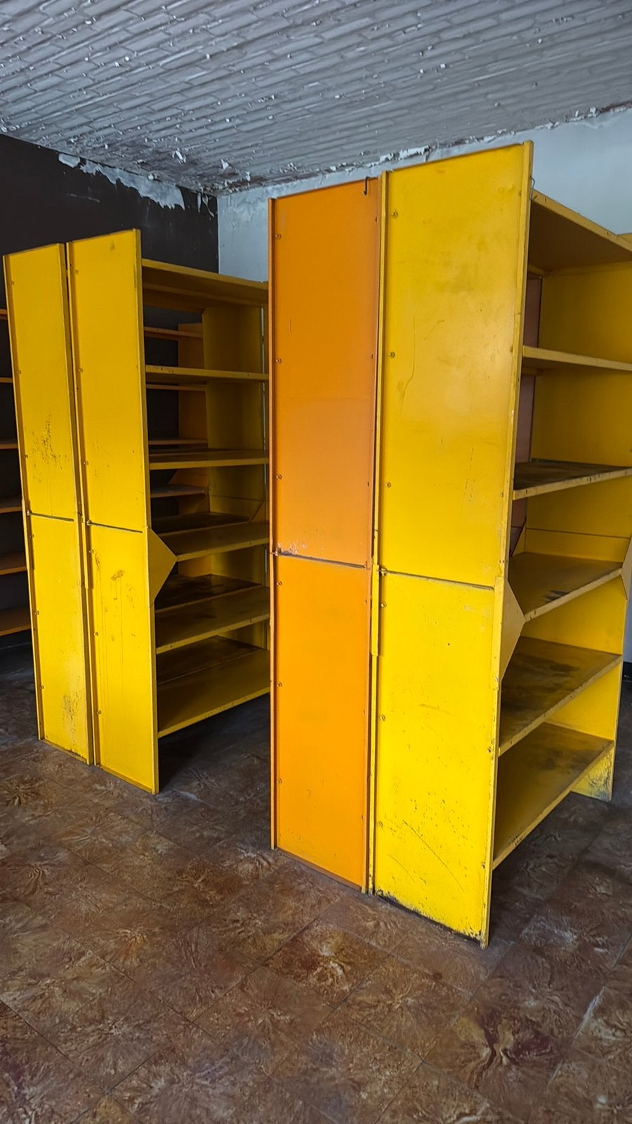 4 x zware metalen rekken 215cm hoog x 110cm breed, Ophalen