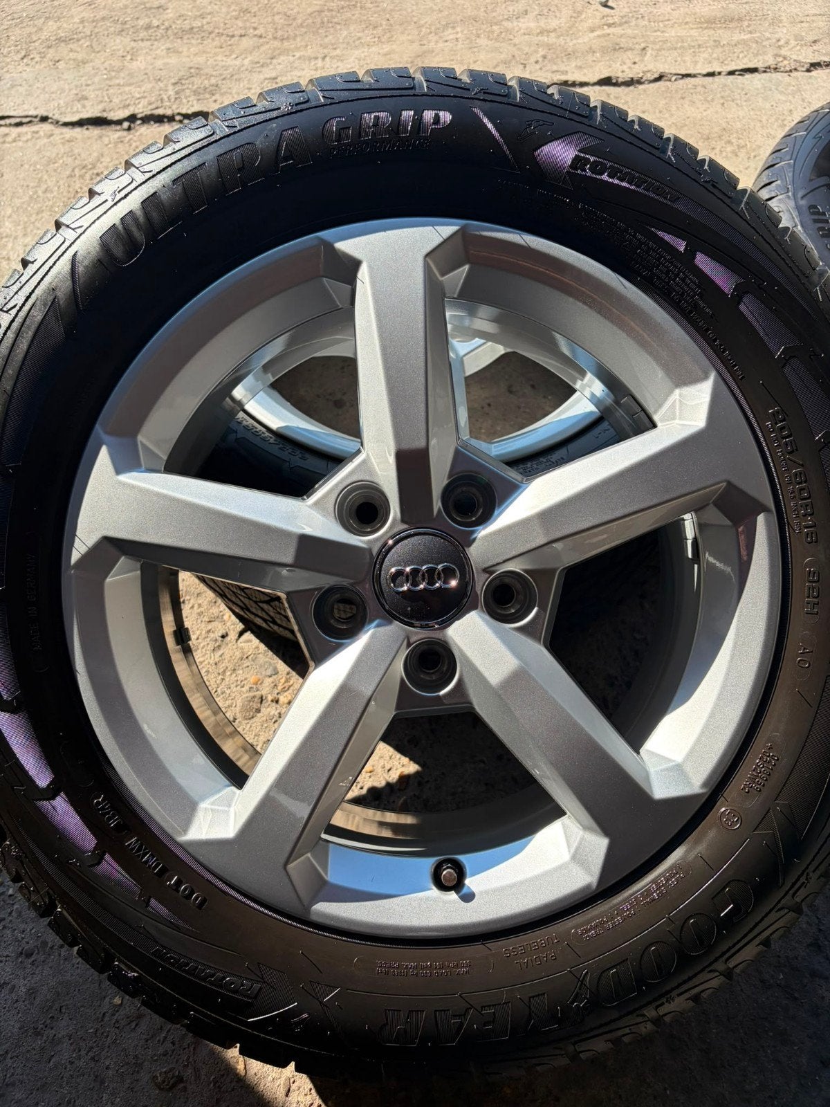 Roues d'origine Audi Q2 avec pneus d'hiver de 16 pouces, Enlèvement