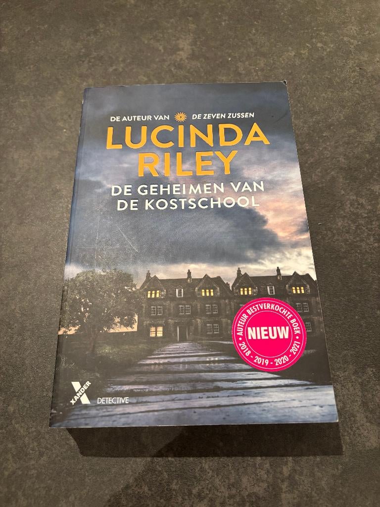 De geheimen van de kostschool - Lucinda Riley, Boeken, België, Lucinda Riley, Ophalen of Verzenden, Zo goed als nieuw