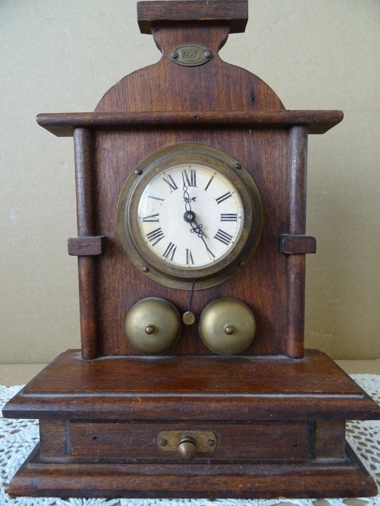Curiosa vintage houten klok wekker in stijl 1827 Werkend, Antiek en Kunst, Ophalen of Verzenden