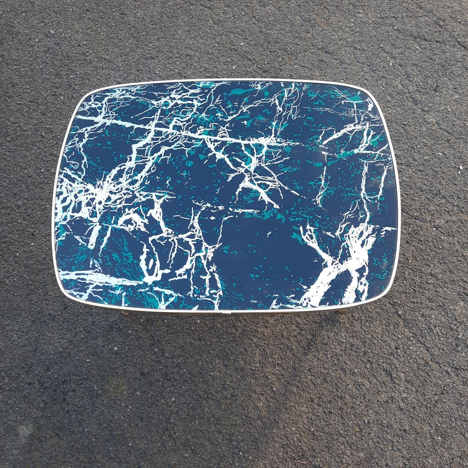Bijzettafeltje , vintage , formica met koperen poten ., Ophalen of Verzenden
