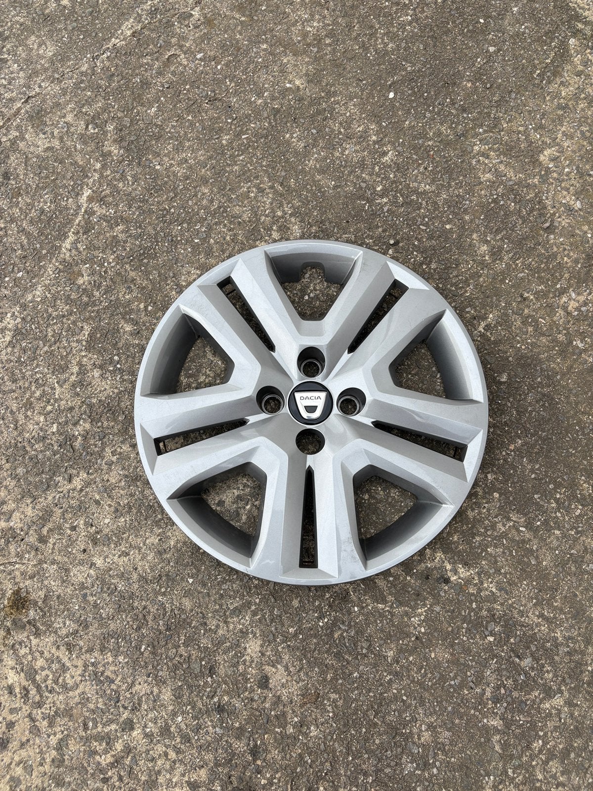 4 originele Dacia 16 inch wieldoppen, Ophalen of Verzenden, Zo goed als nieuw