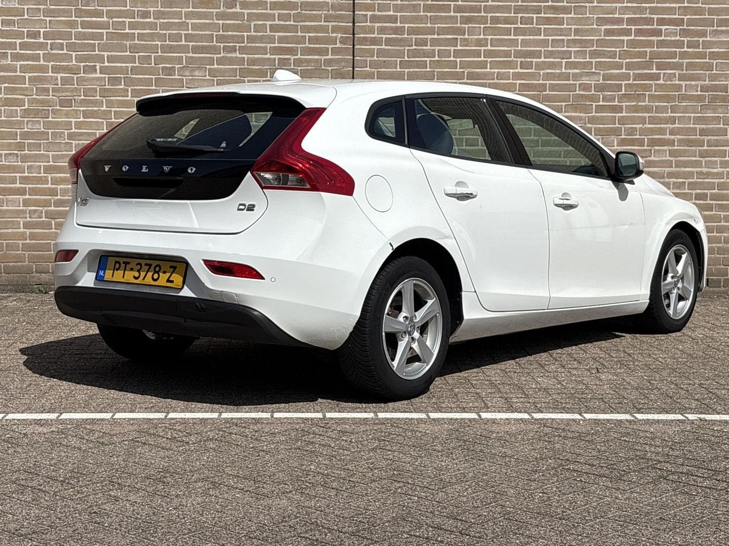 Volvo V40 1.6 D2 Momentum | Climate | Cruise | Navi | PDC |, Auto's, 88 g/km, Zwart, Wit, Bedrijf