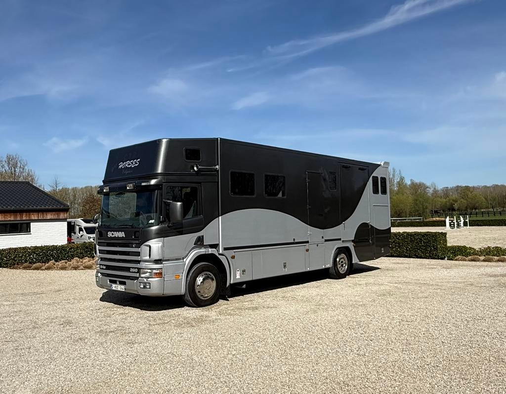 Paardenvrachtwagen voor 5 paarden met mobilhome, Dieren en Toebehoren