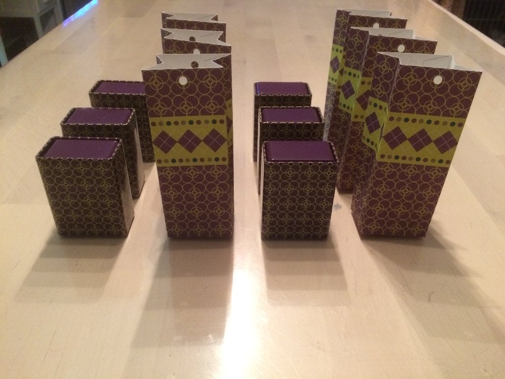 Mooie bordeaux doosjes met limoengroene bolletjes UITVERKOOP, Enlèvement ou Envoi, Neuf, Cadeau d'accouchement