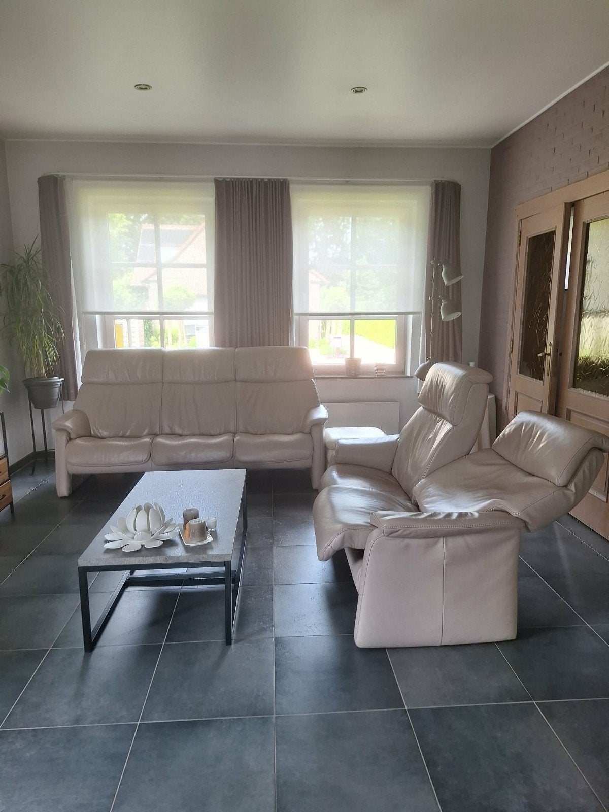 Salon en cuir avec fonction relax et tables basses, Enlèvement, Comme neuf, Cuir, Tijdloos modern