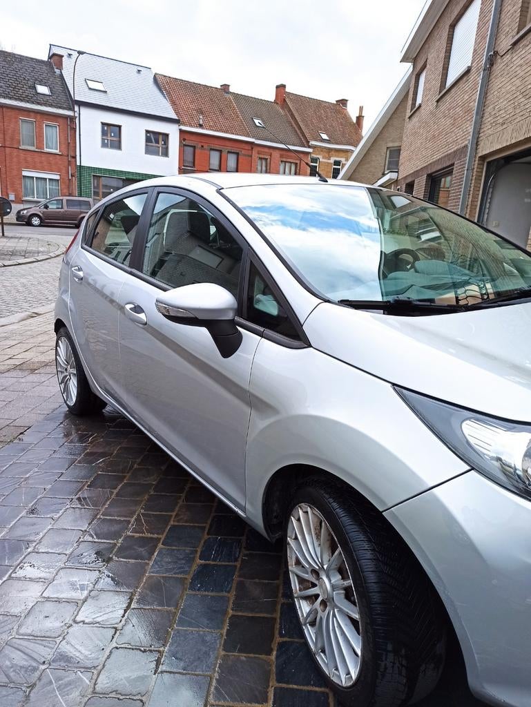 Zilverkleurige ford fiesta, Auto's, Ford, Particulier, Centrale vergrendeling, Isofix, Benzine, Euro 4, Automaat, Ophalen