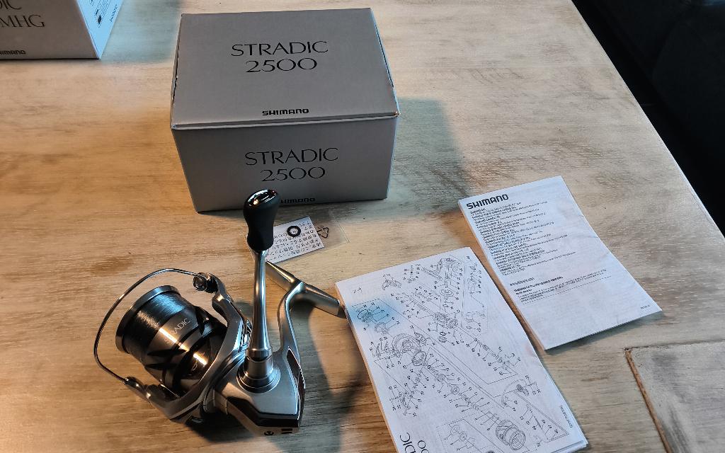 Shimano Stradic FM 2500., Enlèvement ou Envoi, Neuf, Moulinet