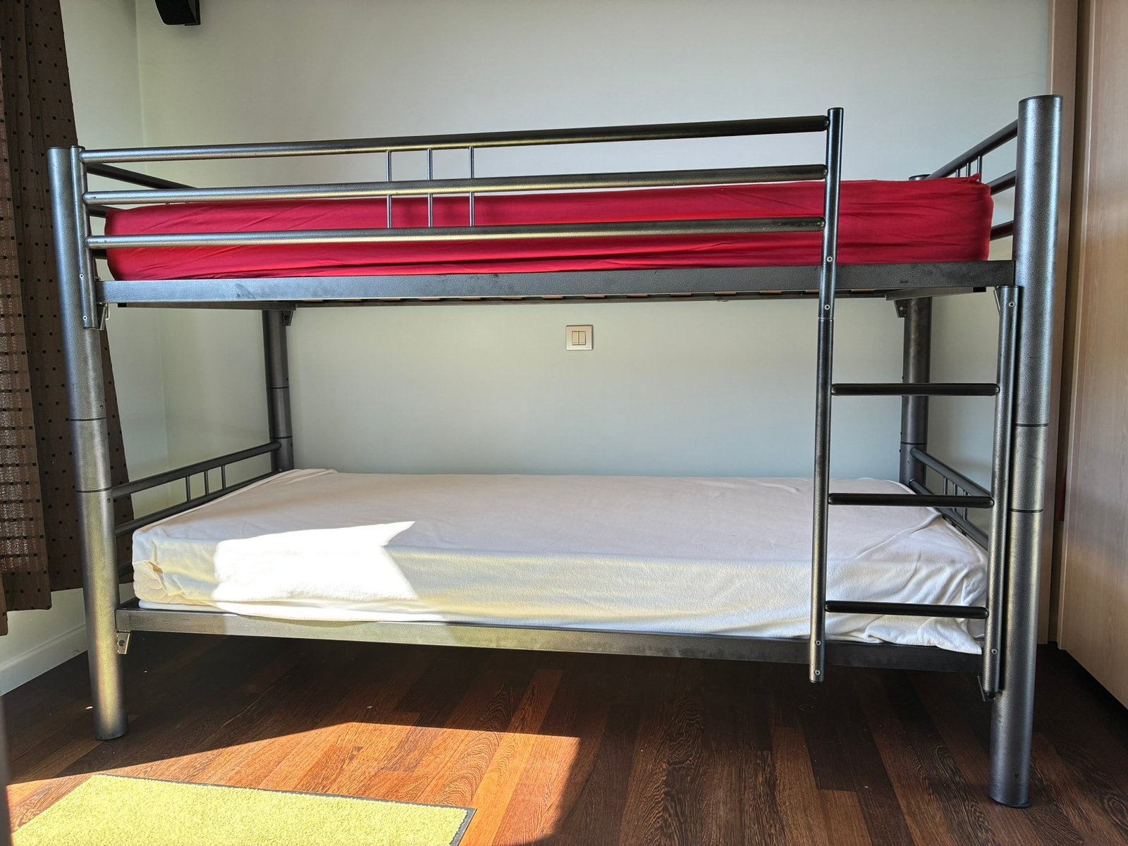 Zeer stevig stapelbed in zwart gecoat metaal met lattenbodem, Ophalen, Zo goed als nieuw, Stapelbed