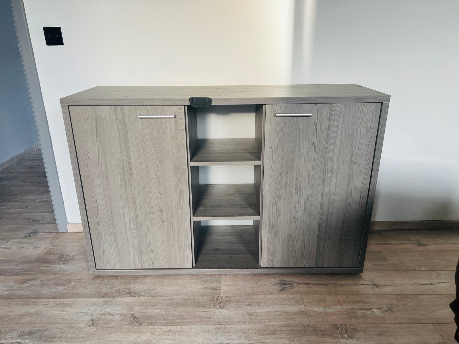 Moderne grijze dressoir/opbergkast met deurtjes en vakken, Ophalen, Zo goed als nieuw