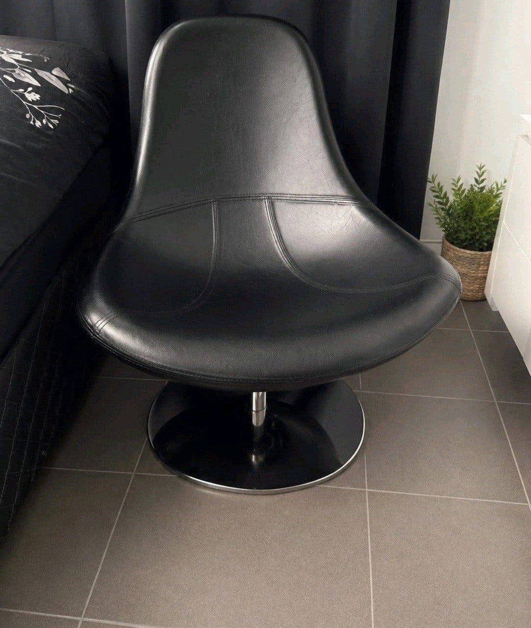 Fauteuil pivotant design noir – Très bon état
Apportez une t, Enlèvement