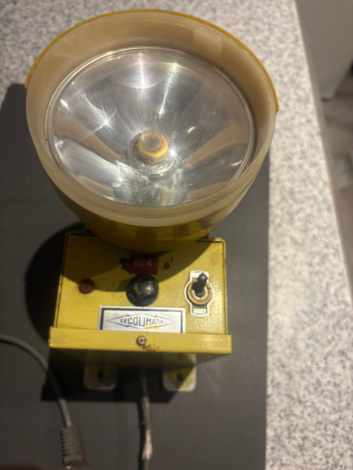Ancienne lampe de garage portative et son chargeur, Enlèvement ou Envoi