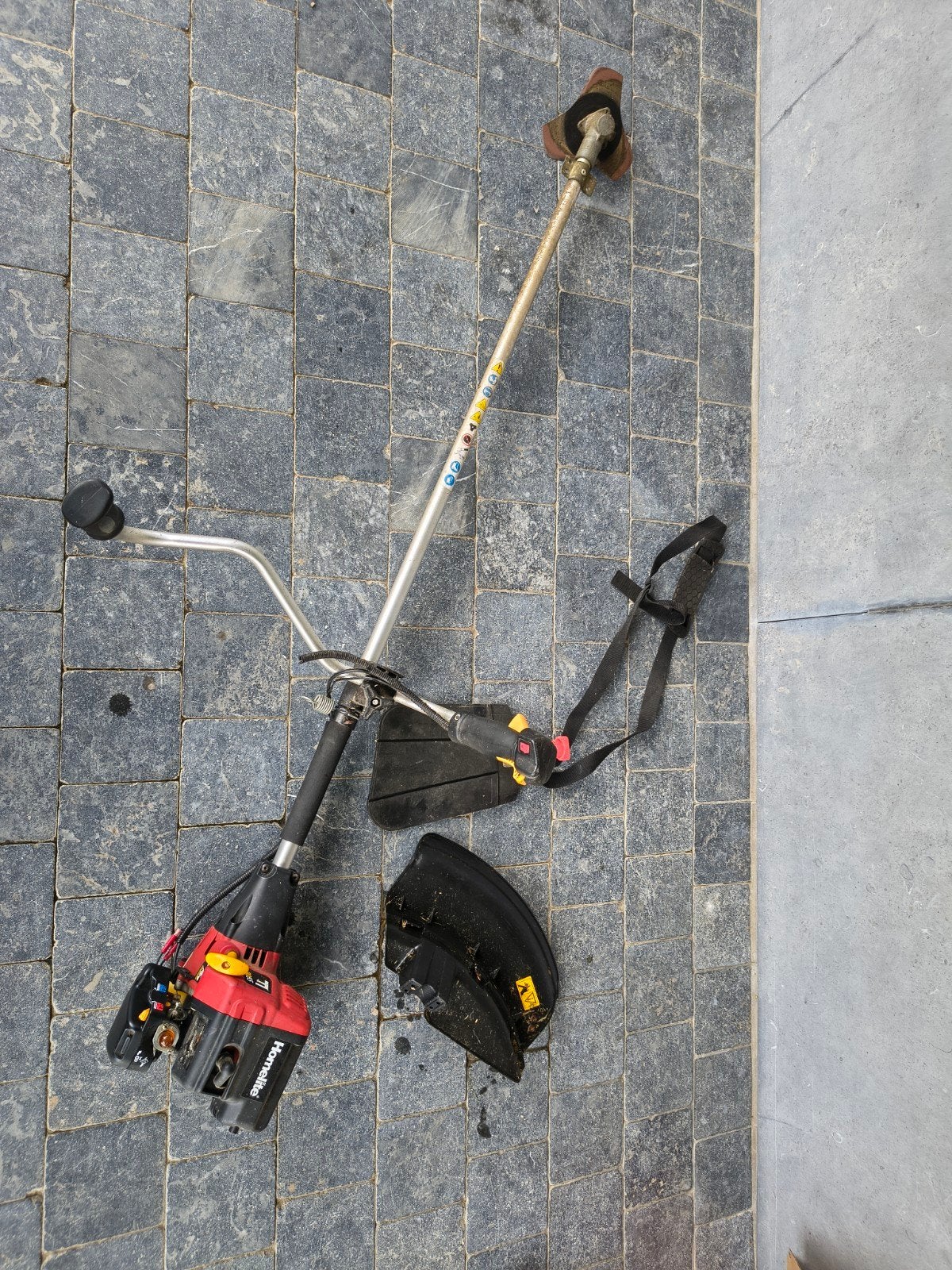 Homelite bosmaaier, Enlèvement