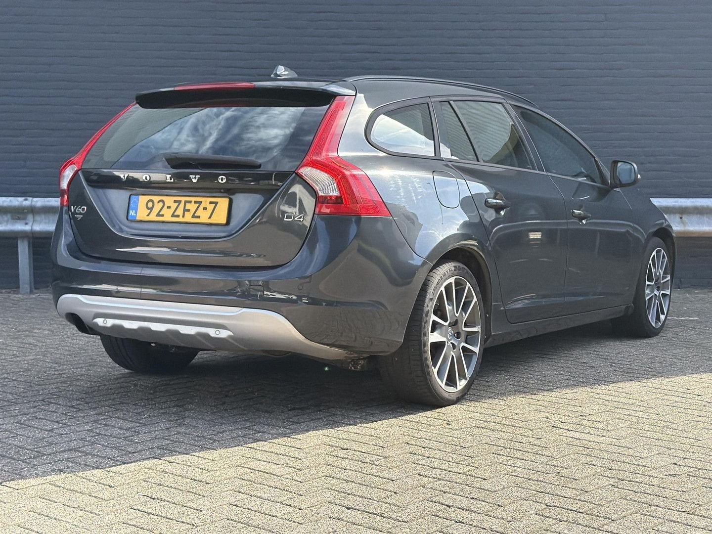 Volvo V60 2.0 D4 Kinetic | Schuif/Kanteldak | Leder | Cruise, Argent ou Gris, Achat, Entreprise, 149 g/km