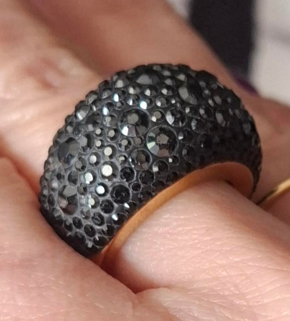 Bague Swarovski doré cristaux noirs T50, Bijoux, Sacs & Beauté, Bagues, Enlèvement ou Envoi, Femme ou Homme, Plus petit que 17