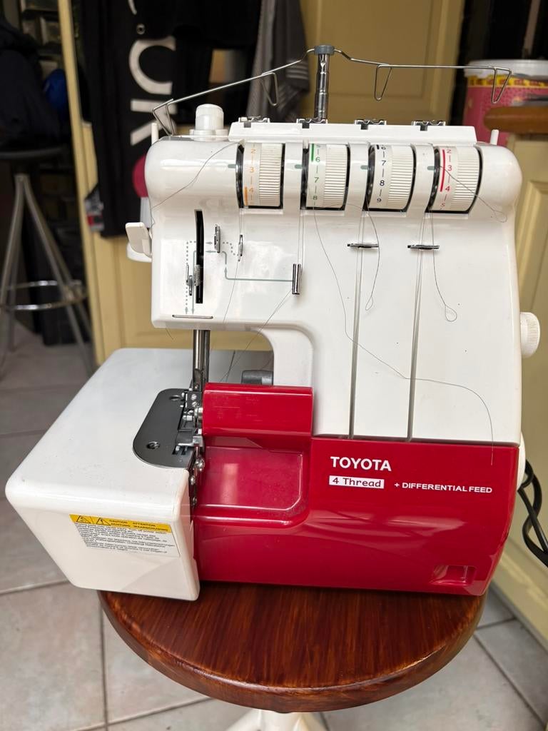 Toyota overlock SLR4D SL1 naaimachine, Ophalen, Zo goed als nieuw, Naaimachine