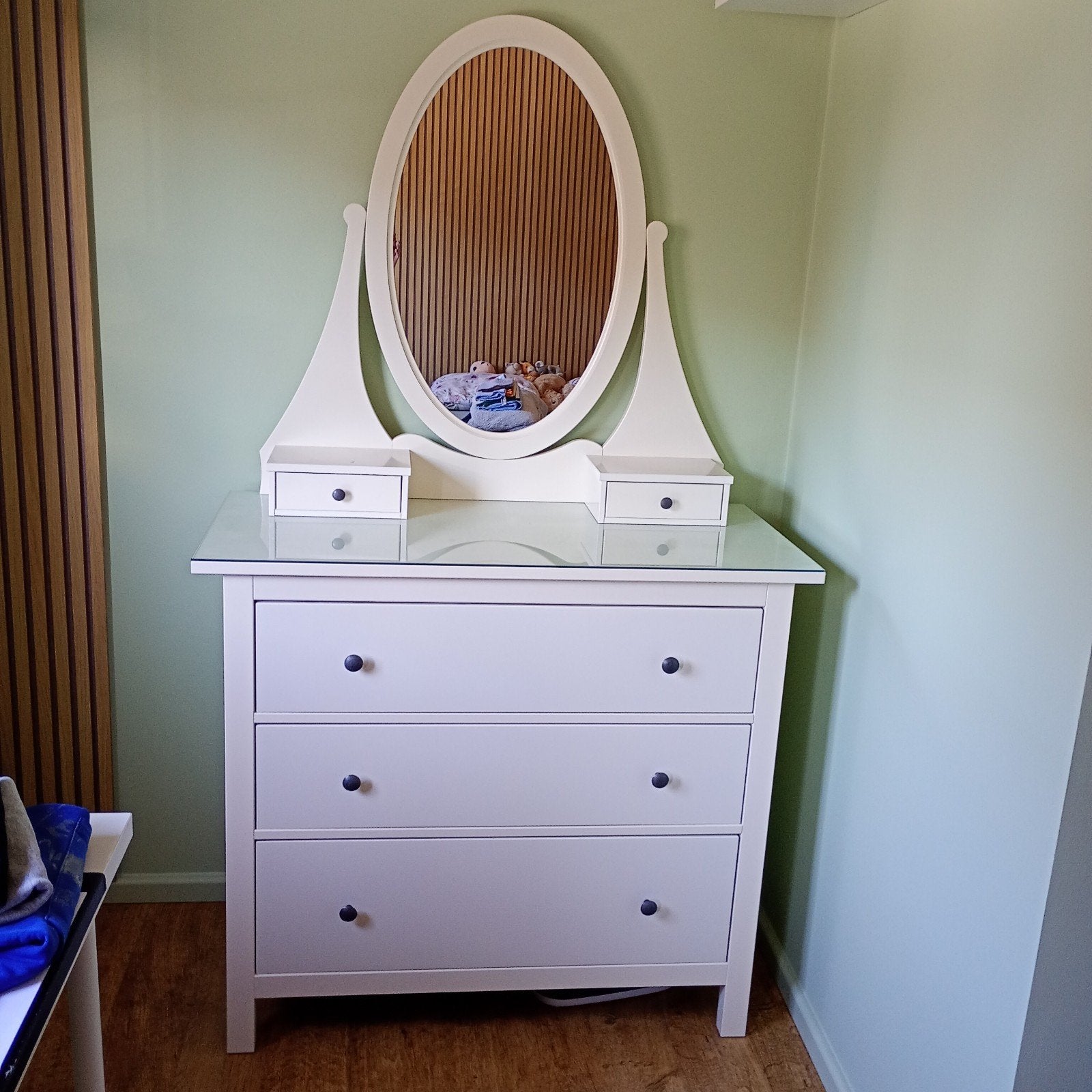 Witte Hemnes ladekast met spiegel 108 x 50 cm, Huis en Inrichting, Ophalen, 100 tot 150 cm, Romantisch, klassiek, Zo goed als nieuw