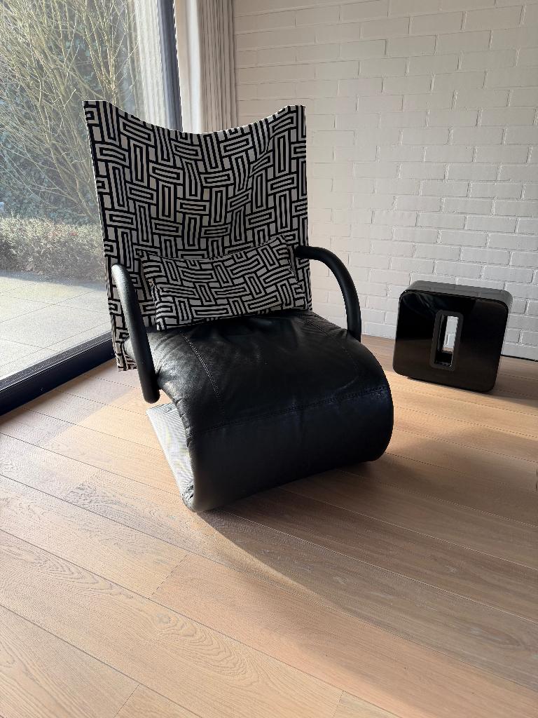 ZEN (Ligne Roset) zwart lederen éénzit met bijhorende poef, Ophalen, Eenpersoons, Zo goed als nieuw, Modern