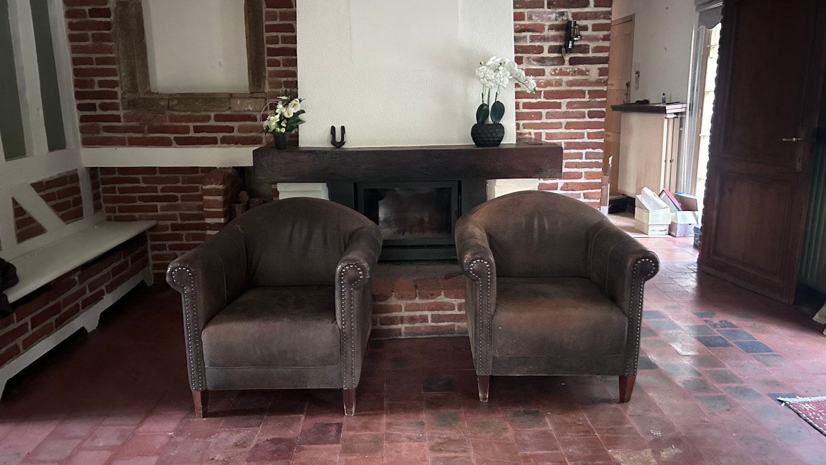 Lot de 2 fauteuils club vintage bruns avec clous décoratifs, Enlèvement