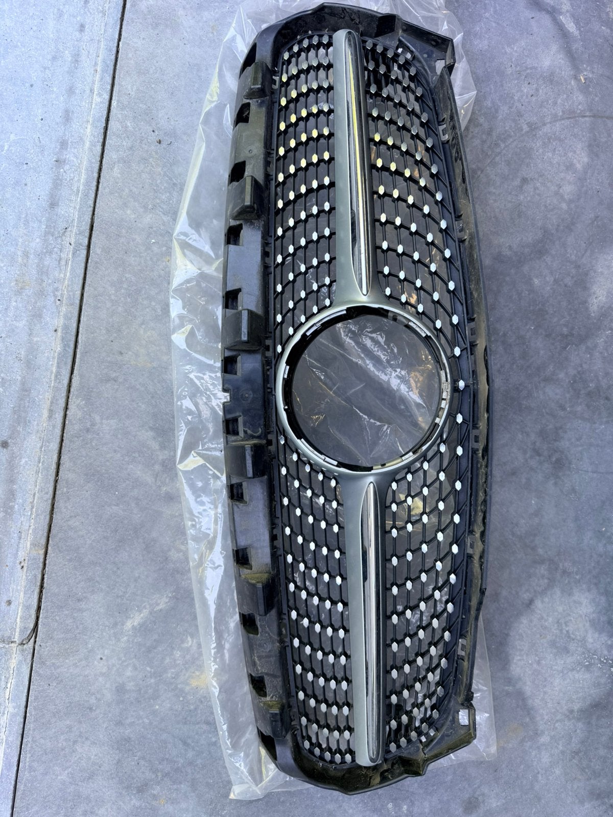Calandre Mercedes W117, Autos : Pièces & Accessoires, Mercedes-Benz, Utilisé, Avant, Enlèvement ou Envoi