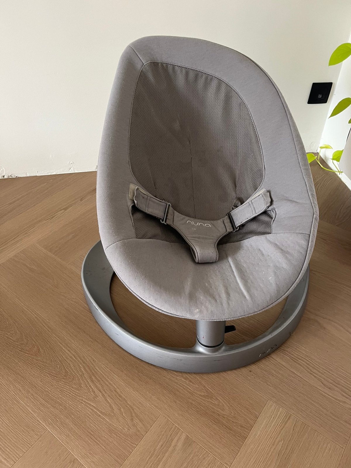 Nuna LEAF schommelstoel - grijs - inclusief newborn-inzet, Kinderen en Baby's, Ophalen, Gebruikt, Schommelstoel, Met gordel(s) of riempje(s)