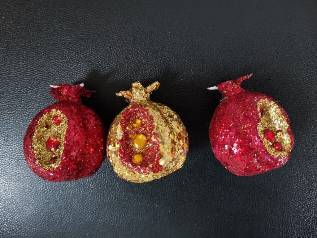 3 boules de Noël en forme de grenades rouges et dorées, Enlèvement ou Envoi, Comme neuf