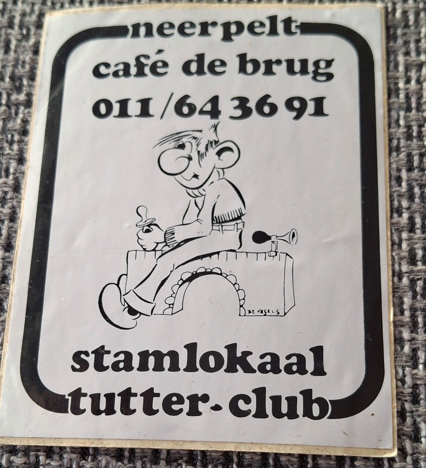 F: sticker café De brug Neerpelt strip stripfiguur, Ophalen of Verzenden, Zo goed als nieuw, Bedrijf of Vereniging