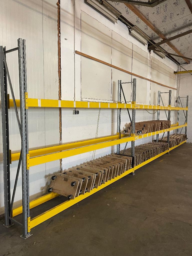 Bandenrek Bandenstelling Bandenopslag 12 Meter lang 260 Hoog, Ophalen