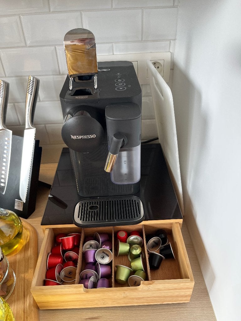 Machine Nespresso avec bac à capsules en bois, Réservoir d'eau amovible, Dosettes et capsules de café, Comme neuf, Enlèvement