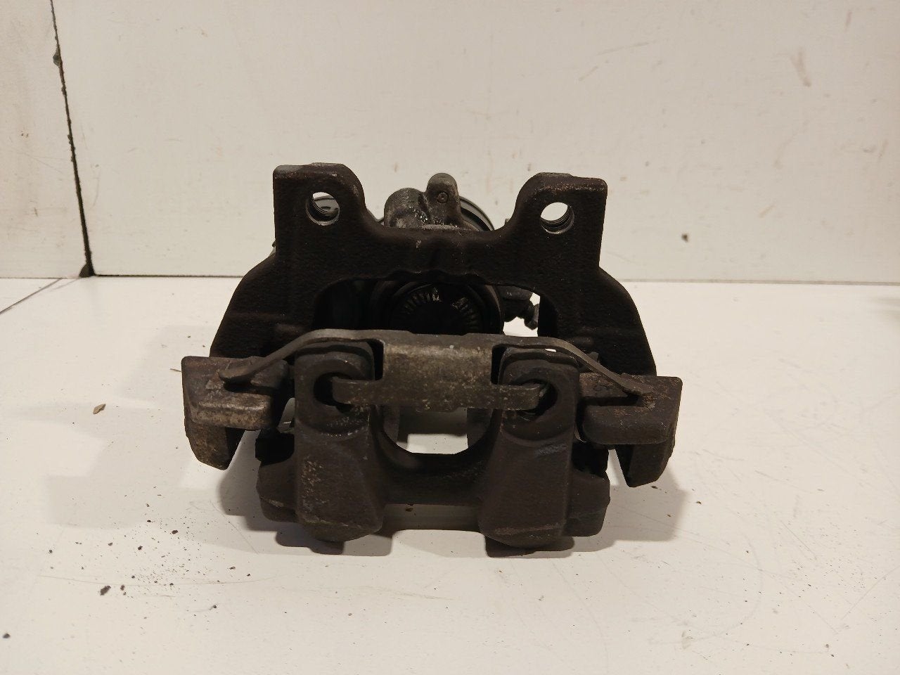 Remklauw links achter BMW 1 serie, Onderdelen@venauto.nl, Van der Ven Autorecycling B.V., Ettenseweg 76, 4706 PB Roosendaal, The Netherlands