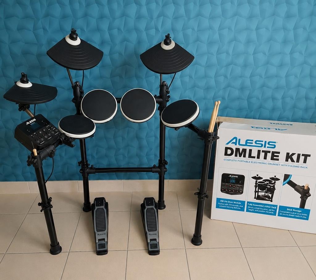 Alesis DM Lite Kit elektronische drums – compleet + doos, Muziek en Instrumenten, Ophalen, Zo goed als nieuw, Muziekstandaard
