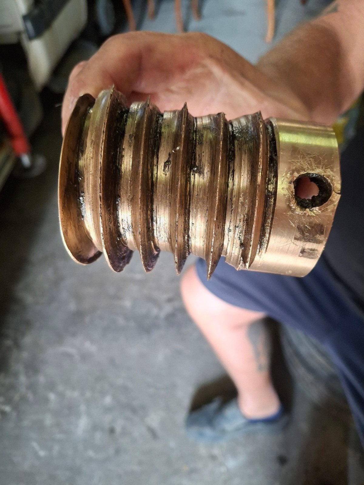 je cherche a Acheté un cylindre en Bronze Épaisseur 9 cm L, Enlèvement ou Envoi