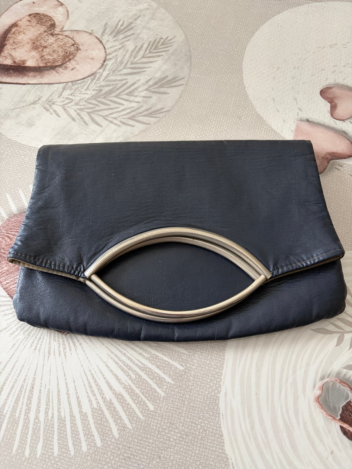 Vintage leren handtasje met metalen hengsels., Ophalen of Verzenden, Zo goed als nieuw, Zwart, Handtas