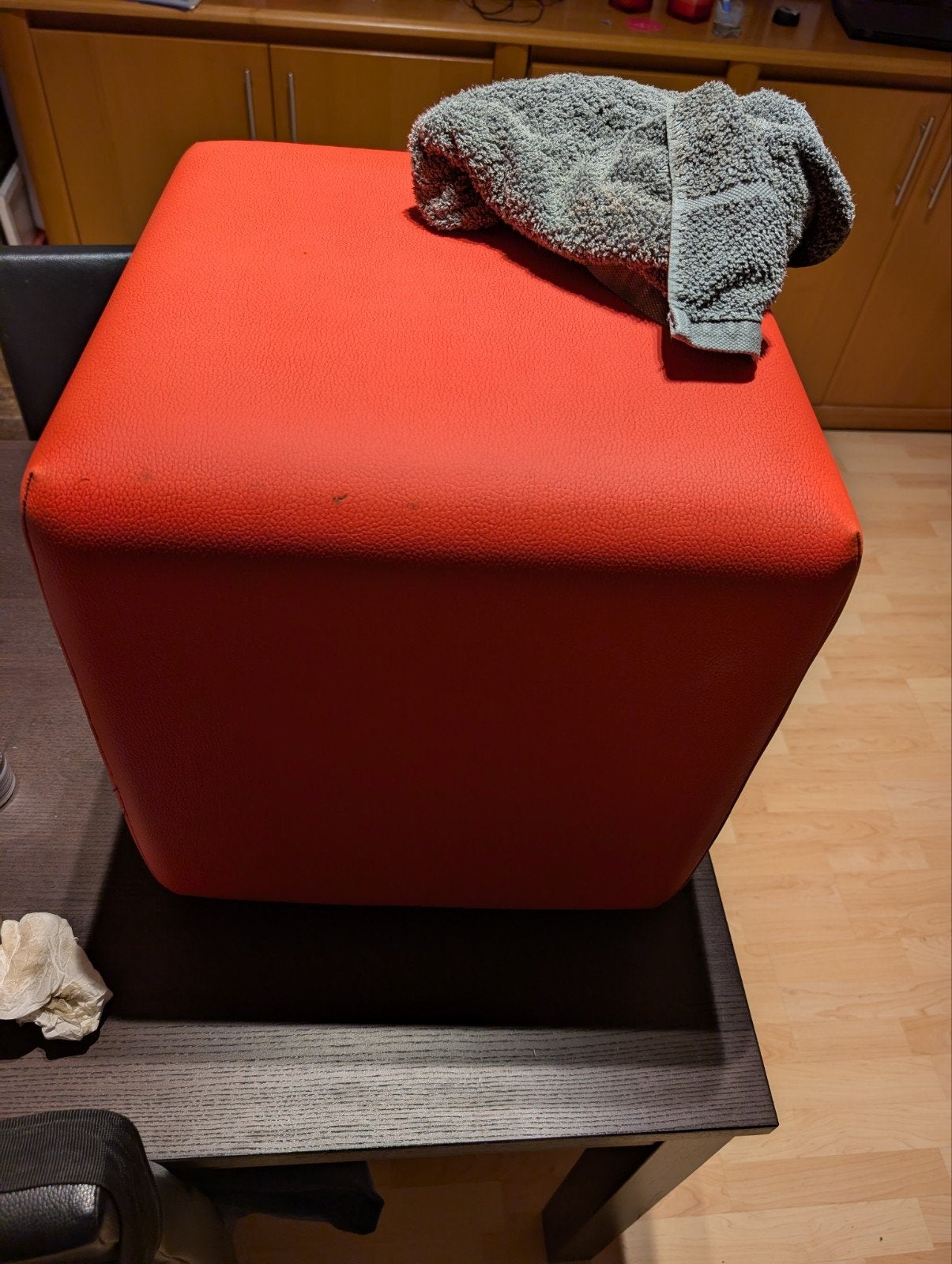 4 POUFS EN CUIR COSTAUDS ET STABLES, Maison & Meubles, Enlèvement