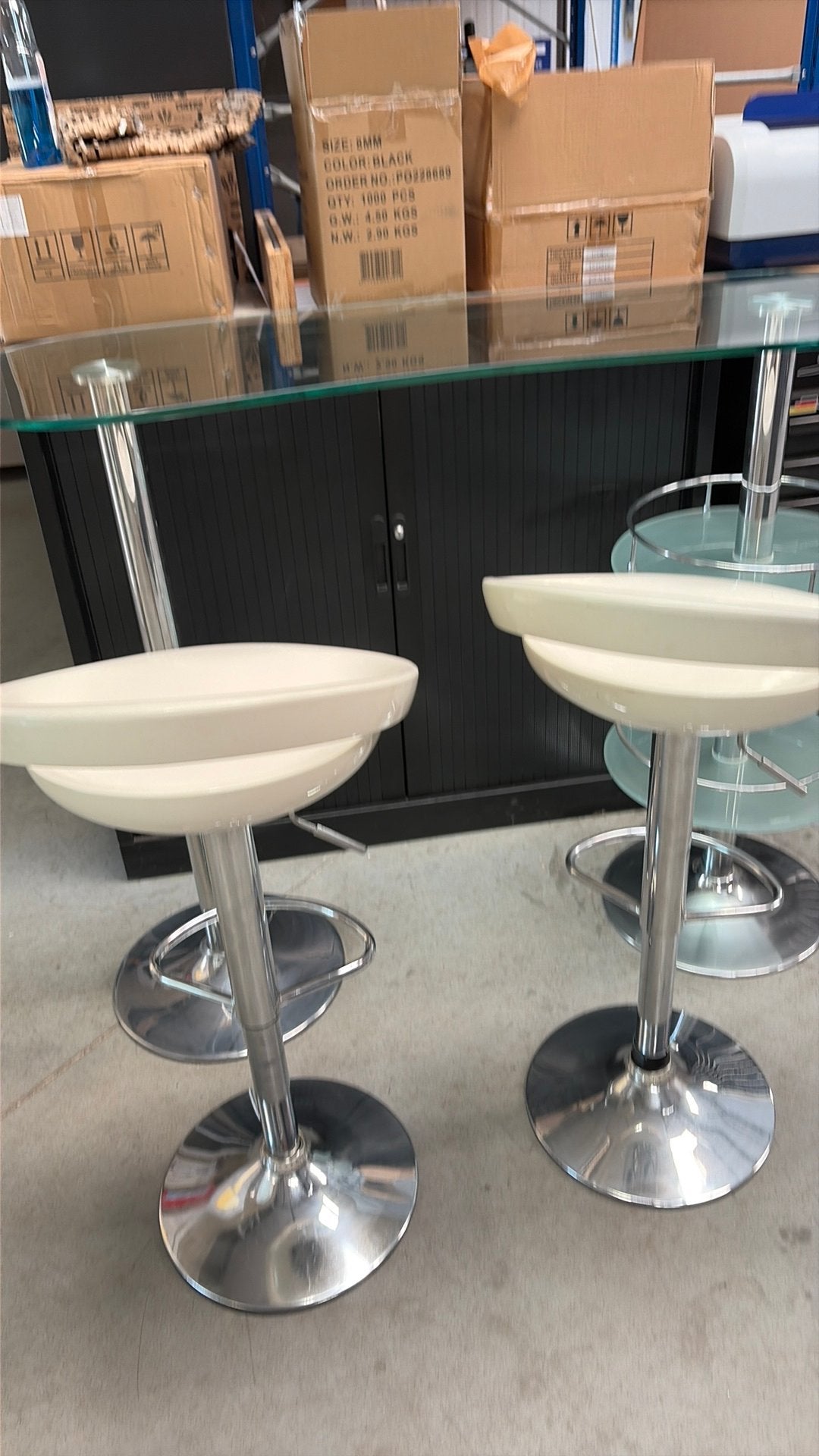 Bar en verre métal avec 2 tabourets blancs, Enlèvement, Comme neuf