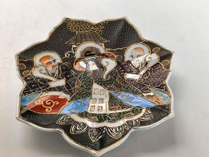 Zeldzaam lotusvormig bordje, Antiek en Kunst, Antiek | Keramiek en Aardewerk, Ophalen of Verzenden