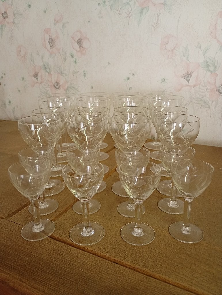 Set van 24 oude glazen wijn en degustief 8 pers, Antiek en Kunst, Ophalen