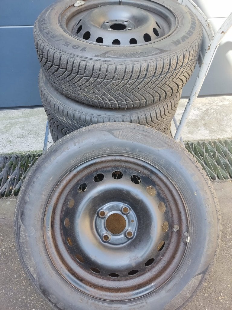 4 winterbanden met stalen velg 4 gaten van Dacia Sandero 15d, Auto-onderdelen, Banden en Velgen, Ophalen, Gebruikt, Banden en Velgen