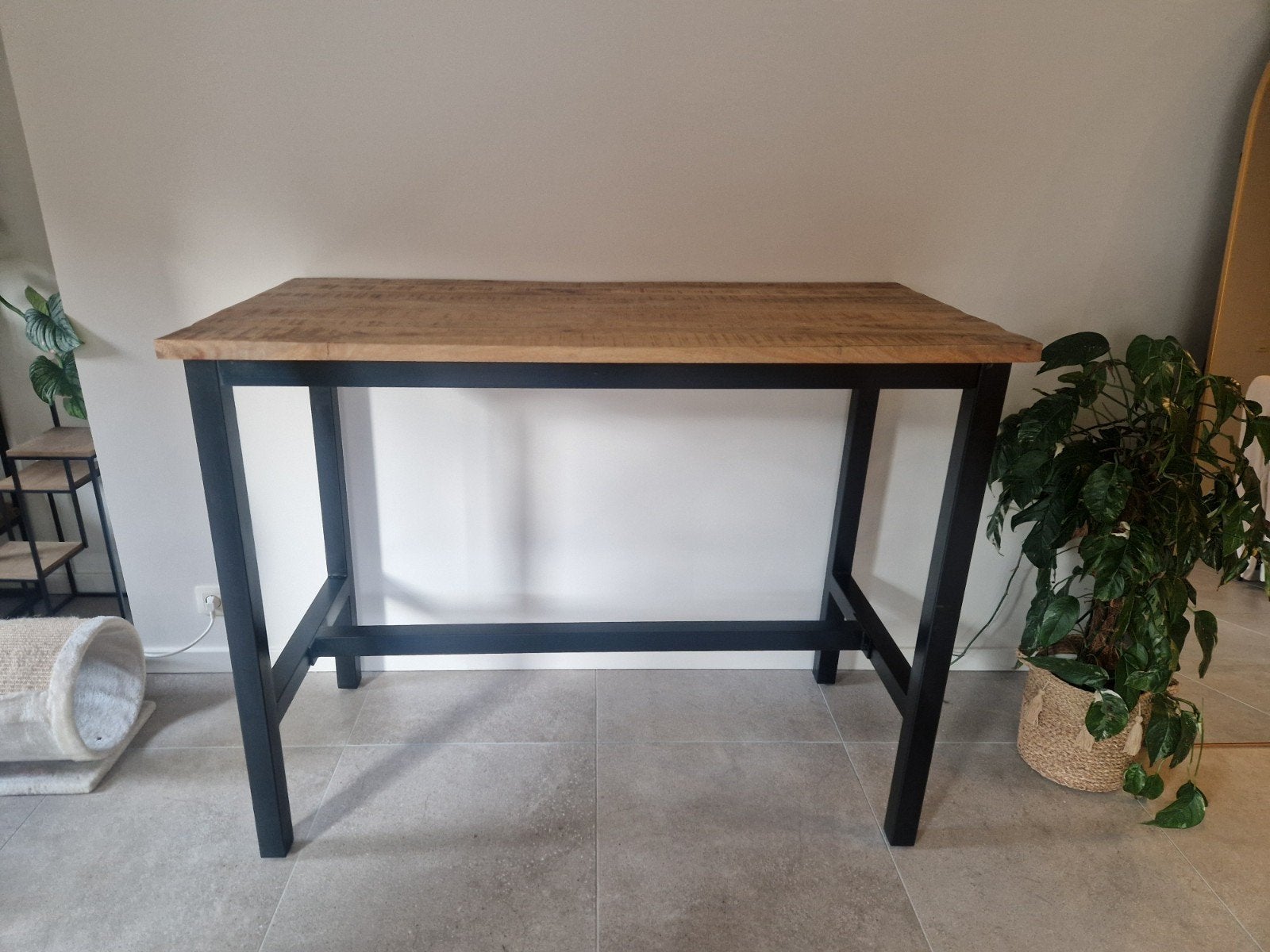 Table haute en bois de manguier, Enlèvement