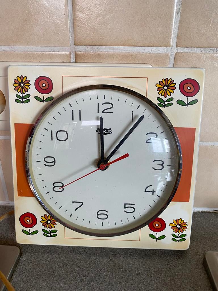 Oude elektrische wandklok 60 70, Ophalen of Verzenden, Zo goed als nieuw, Wandklok