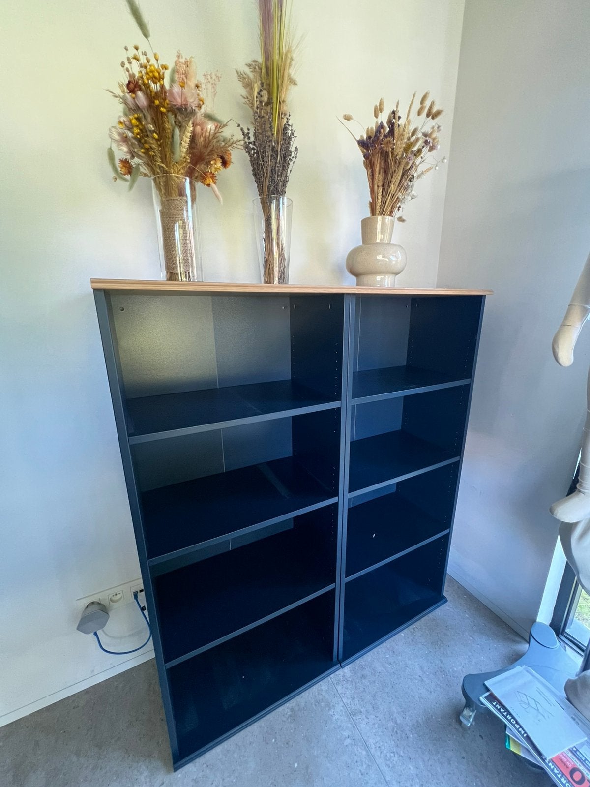 2x IKEA SKRUVBY boekenkast – zwart/blauw – zeer goede staat, Huis en Inrichting, Kasten | Roldeurkasten en Archiefkasten, Ophalen