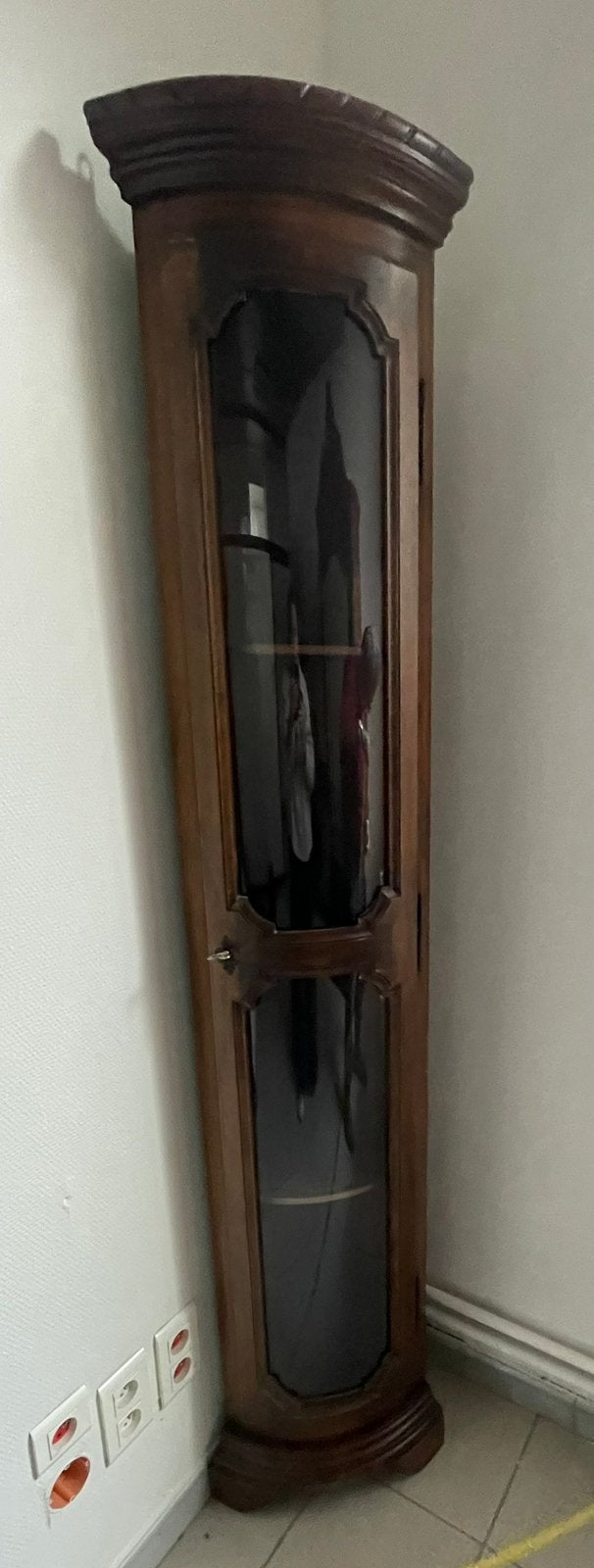 Petite vitine de coin en bois massif, Maison & Meubles, Avec porte(s), Contemporain, Enlèvement, Utilisé